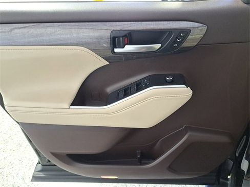 Used 2021 Toyota Highlander Limited image 23