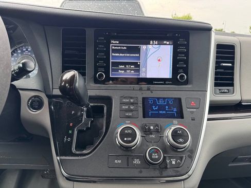 Used 2019 Toyota Sienna XLE w/ XLE Navigation Package AWD/4WD image 2