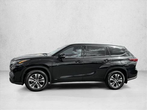 Used 2022 Toyota Highlander XLE image 4