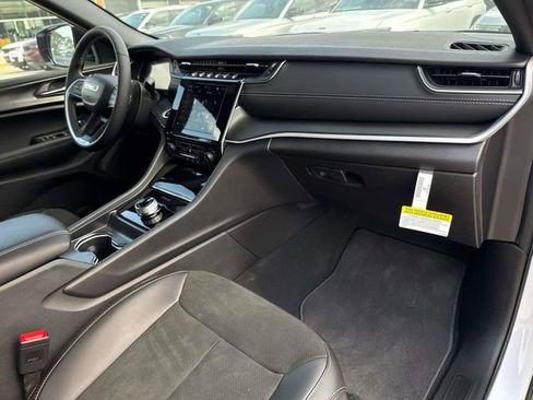 New 2025 Jeep Grand Cherokee L Altitude image 28