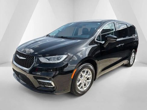 Used 2024 Chrysler Pacifica Touring-L FWD image 3