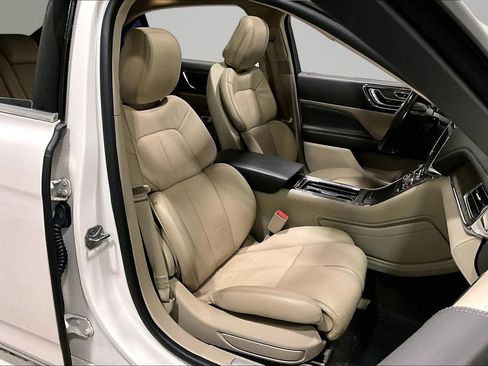 Used 2019 Lincoln Continental Select w/ Continental Climate Package image 28