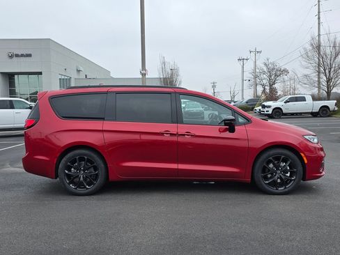 New 2026 Chrysler Pacifica Limited image 4