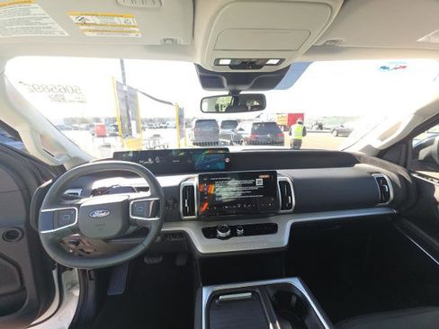 Used 2025 Ford Expedition Active image 12