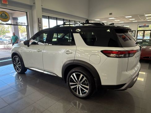 Used 2025 Nissan Pathfinder Platinum image 3
