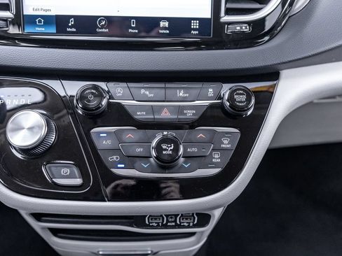 Used 2024 Chrysler Pacifica Touring-L FWD image 29