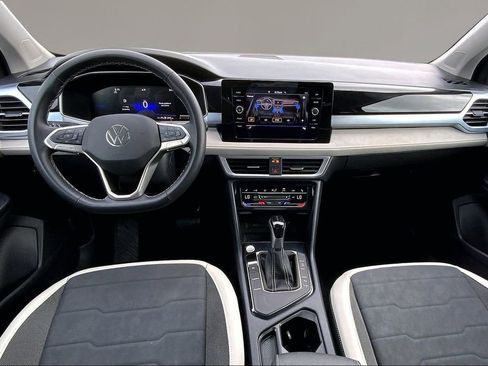 Used 2025 Volkswagen Taos SE FWD image 15