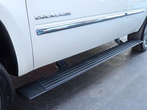 Used 2014 Cadillac Escalade Platinum image 5