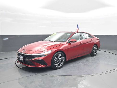Used 2025 Hyundai Elantra Limited FWD image 4