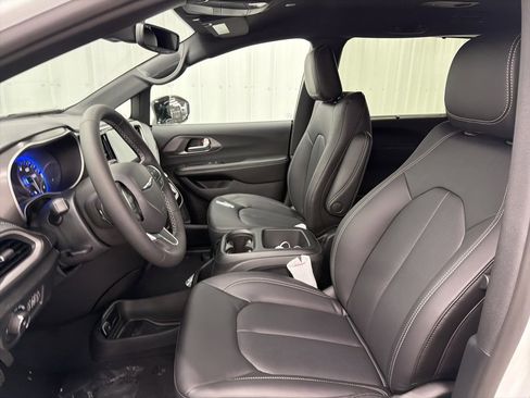 New 2026 Chrysler Pacifica Select image 15