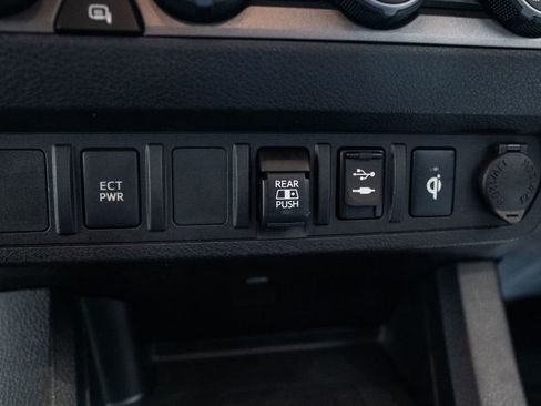 Used 2019 Toyota Tacoma TRD Sport image 18