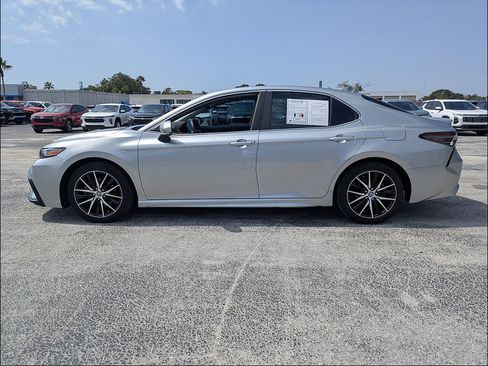 Used 2022 Toyota Camry SE w/ Audio Upgrade Package FWD image 4