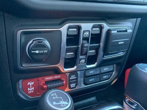 Used 2025 Jeep Wrangler Unlimited Rubicon image 24