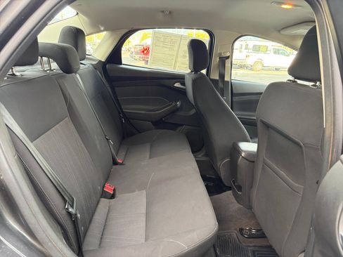 Used 2018 Ford Focus SE w/ SE Appearance Package FWD image 27