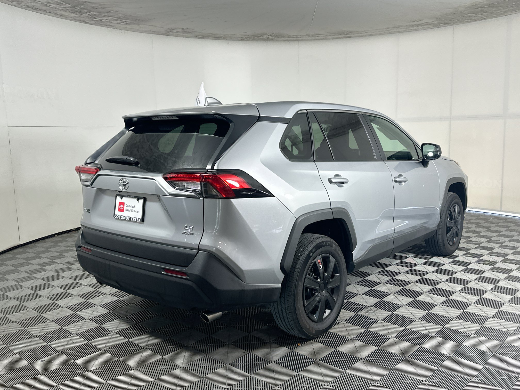 Used 2025 Toyota RAV4 LE AWD/4WD image 3
