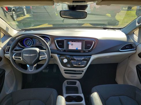 Used 2023 Chrysler Voyager LX FWD image 28