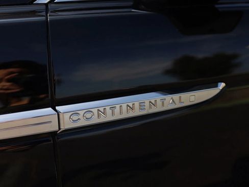 Used 2019 Lincoln Continental Select w/ Continental Climate Package image 10