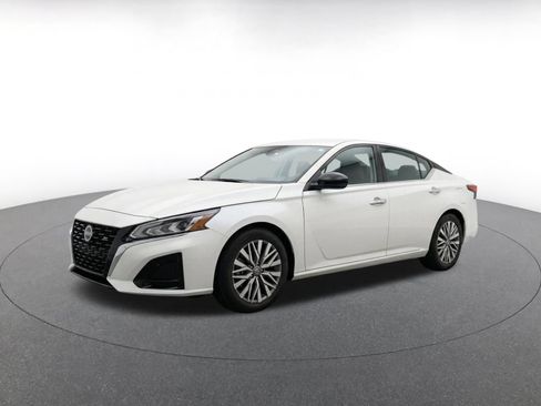 Used 2025 Nissan Altima 2.5 SV FWD image 3