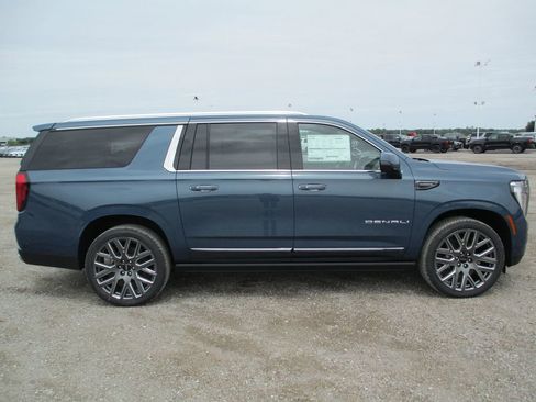 New 2026 GMC Yukon XL Denali Ultimate AWD/4WD image 3