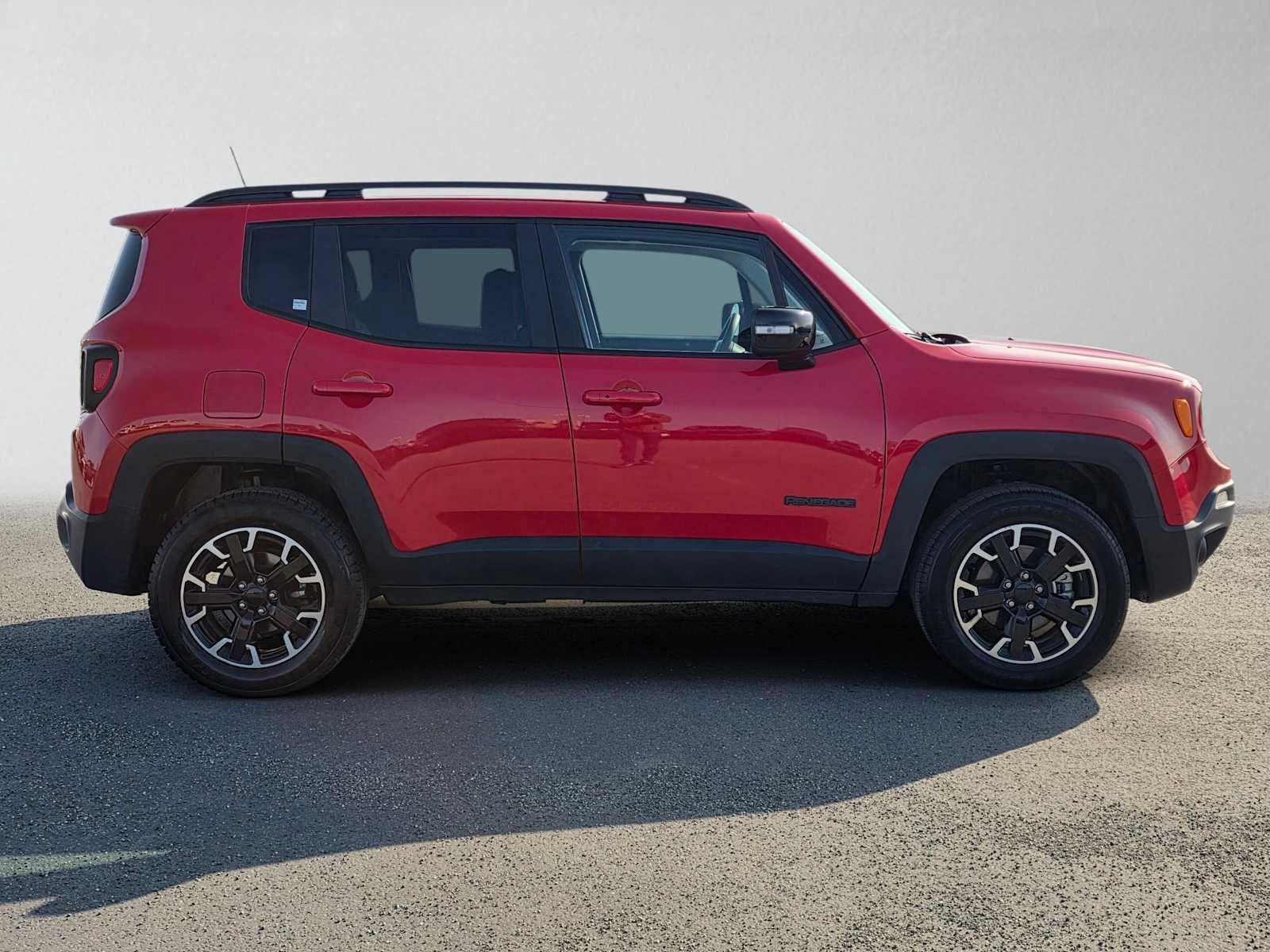 Used 2023 Jeep Renegade Latitude AWD/4WD image 2