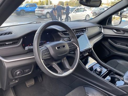 Used 2023 Jeep Grand Cherokee L Laredo image 12