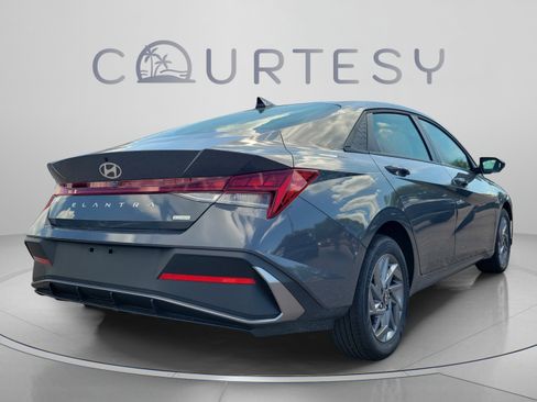 New 2025 Hyundai Elantra Hybrid w/ Cargo Package FWD image 4