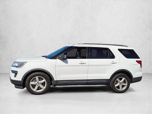 Used 2018 Ford Explorer XLT FWD image 2