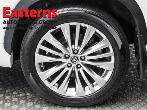 Used 2024 Toyota Highlander Platinum image 8