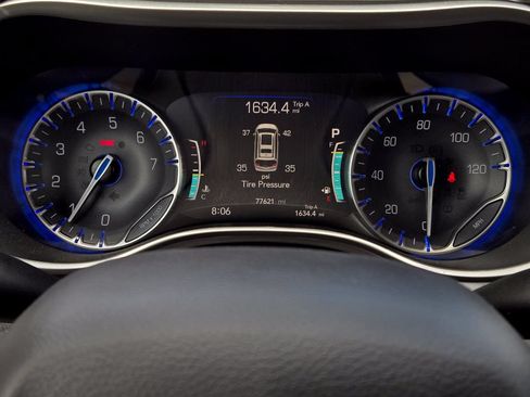 Used 2023 Chrysler Pacifica Touring-L FWD image 6