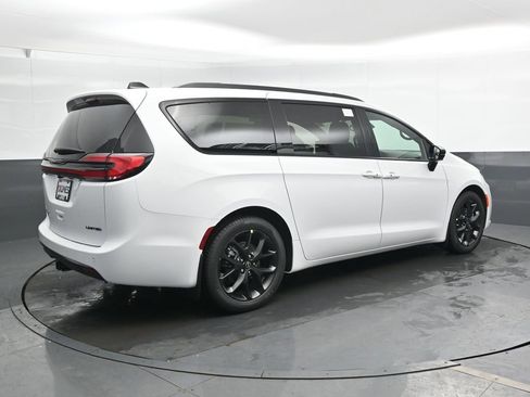 New 2026 Chrysler Pacifica Limited FWD image 2