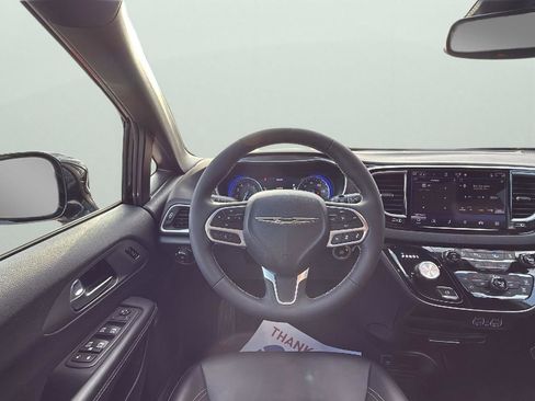 Used 2025 Chrysler Pacifica Select image 13