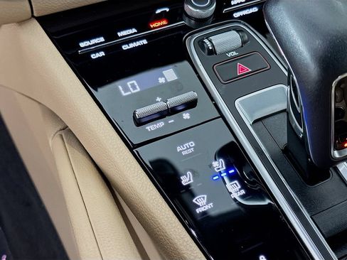 Certified 2023 Porsche Cayenne Platinum Edition AWD/4WD image 17