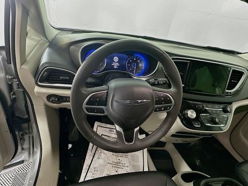 Certified 2024 Chrysler Pacifica Touring-L image 18