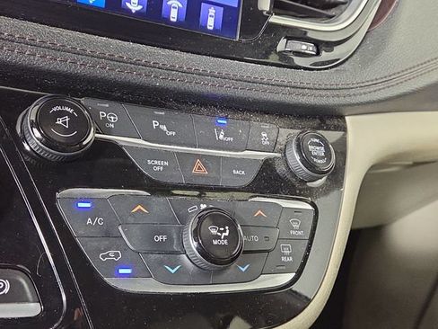 Used 2017 Chrysler Pacifica Limited w/ Advanced Safetytec Group FWD image 20