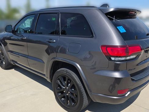 Used 2018 Jeep Grand Cherokee Altitude AWD/4WD image 3