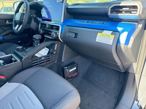 Used 2025 Toyota Tacoma TRD Off-Road AWD/4WD image 11