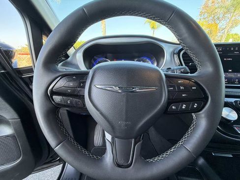 Used 2024 Chrysler Pacifica Touring FWD image 26