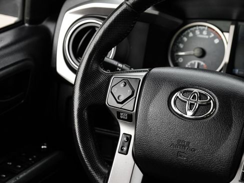 Used 2018 Toyota Tacoma SR5 RWD image 13