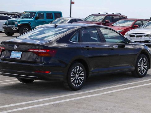 Used 2019 Volkswagen Jetta SE w/ Cold Weather Package FWD image 4