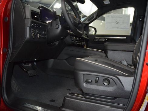 New 2025 Chevrolet Suburban Premier image 39