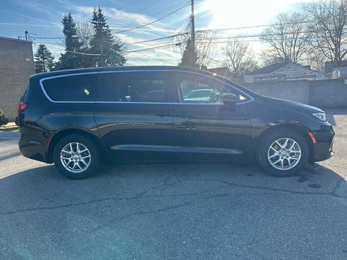 Used 2025 Chrysler Pacifica Select image 4