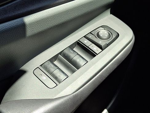 Used 2025 Toyota Prius LE FWD image 27