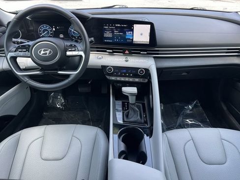 Certified 2025 Hyundai Elantra Limited FWD image 17