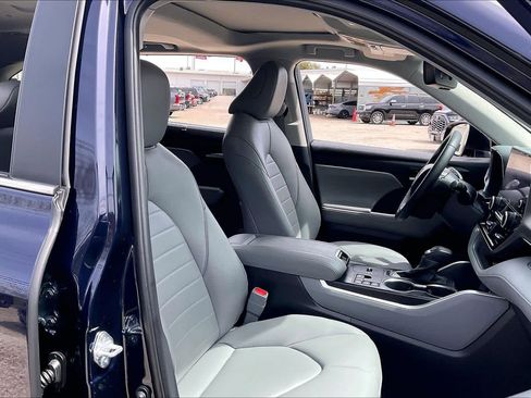 Used 2024 Toyota Highlander XLE image 9