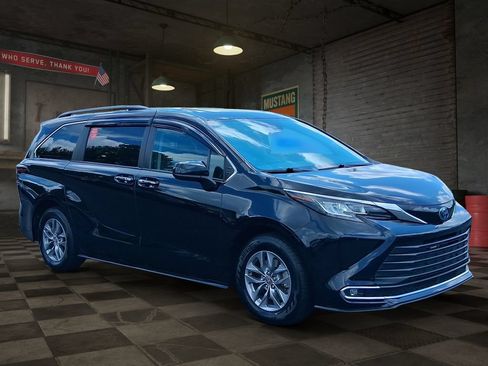 Used 2023 Toyota Sienna XLE FWD image 2