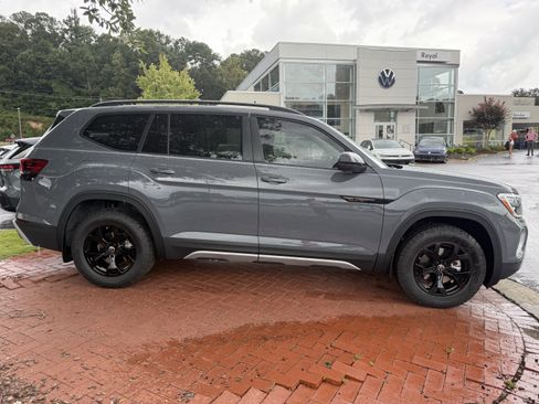 New 2026 Volkswagen Atlas Peak Edition image 4