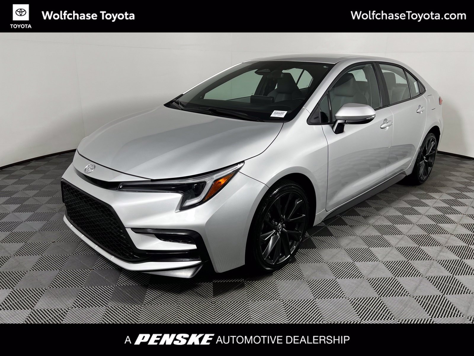 Used 2025 Toyota Corolla SE w/ Convenience Package FWD image 1