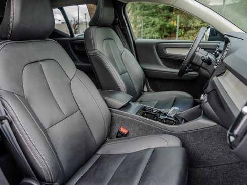 Used 2025 Volvo XC40 B5 Plus image 21