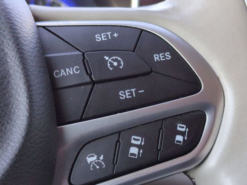 Used 2017 Chrysler Pacifica Limited w/ UConnect Theater Package image 35