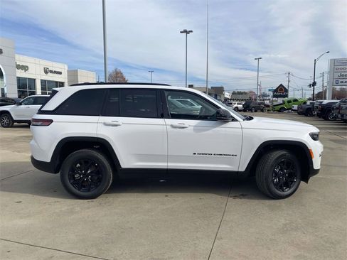 New 2025 Jeep Grand Cherokee Laredo image 7